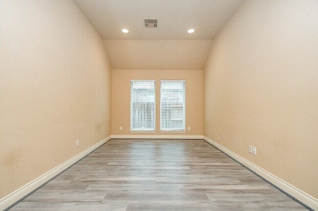 Building Photo - 2911 Village Brook Ln