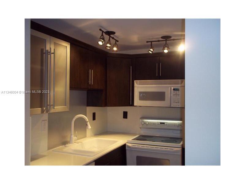 Primary Photo - 200 172nd St