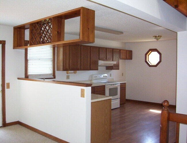 Foto del edificio - 4 bedroom house in northeast Springfield w...