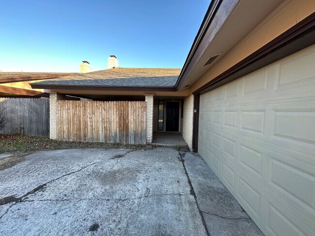 Building Photo - 2 Bedroom 2 Bath Duplex In NW OKC