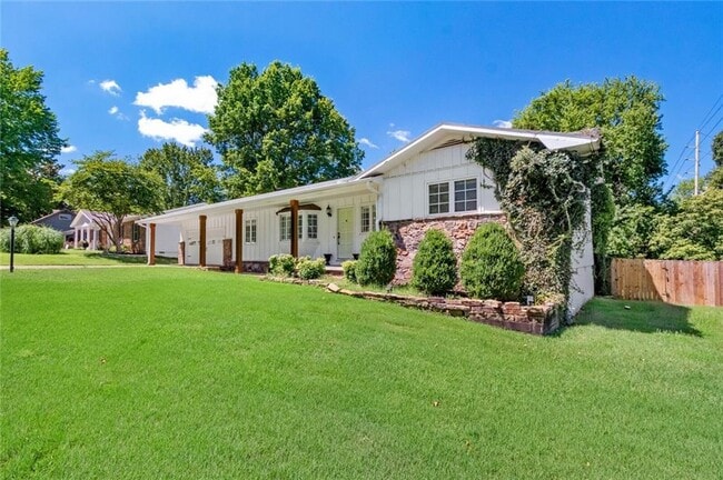 Building Photo - 2383 N Yorkwood Dr