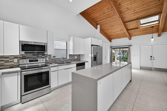 Building Photo - 2619 Parkview Dr S