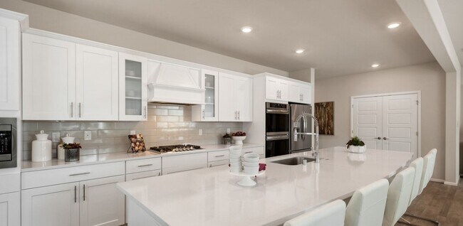 Foto del edificio - Spacious 5-bedroom, 3.5-bath in Tahoma Ridge Community