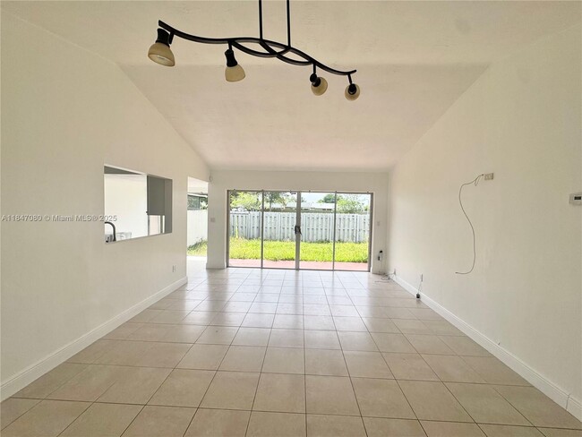 Foto del edificio - 11002 SW 122nd Pl