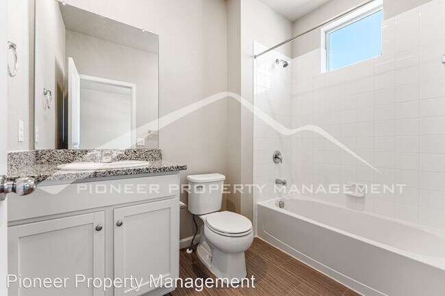 Building Photo - 2 br, 2.5 bath House - 1152 Oak St