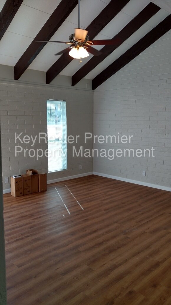 Building Photo - 2502 E Paradise Ln
