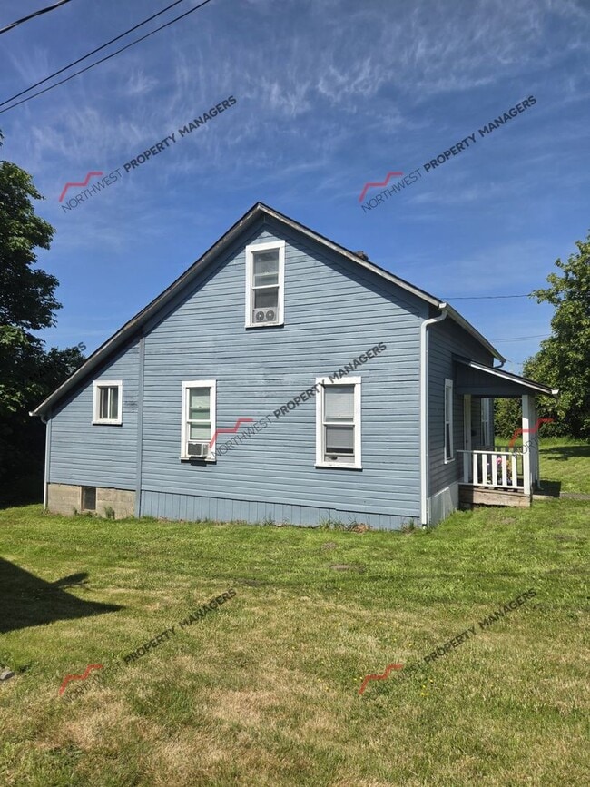 Building Photo - 901 NW St Helens Ave