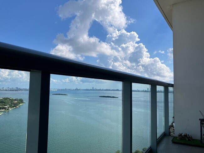 Foto del edificio - 325 S Biscayne Blvd