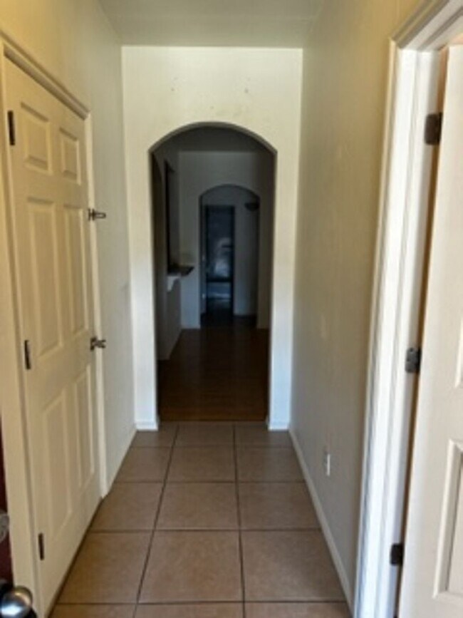 Building Photo - 3 Bed 2 bath with Garage