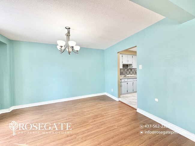 Photo du bâtiment - Spacious Corner-Unit Semi-Detached Home with 4 Bedrooms & Parking in Pickering