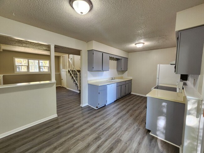 Foto del edificio - 3 Bedroom 1 Bath Duplex