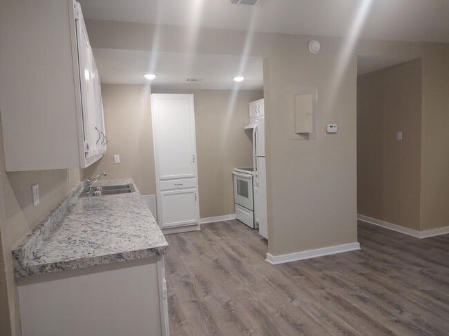 Building Photo - 113 NW Main St