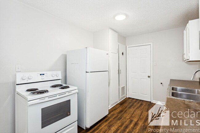 Building Photo - 2 bedroom home, GET 1/2 OFF 1ST MONTH!