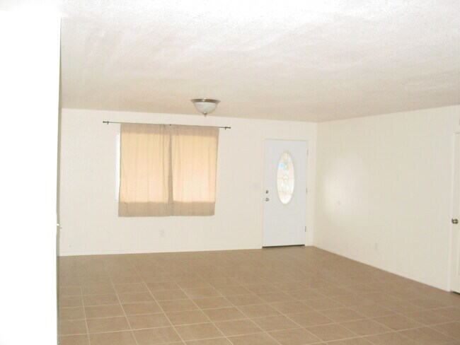Foto del edificio - 3BR/2BA/2GA 1,768 sq.ft. rental in Sierra Vista, AZ- Brand New Tile In Bedrooms!!!