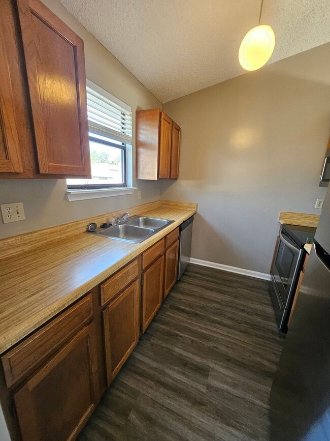 Building Photo - $1150 - 2/2 - Jefferson Square has received a new fresh look.