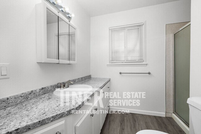 Building Photo - Charming Roseville Cottage
