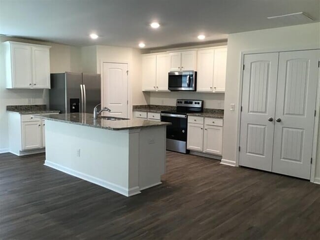 Building Photo - Dogwood Dr.