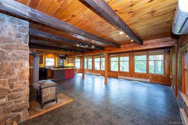 Foto del edificio - 559 Quaker Hill Rd