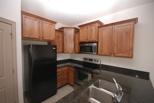 Building Photo - Great Looking Midvale Townhome w attached ...