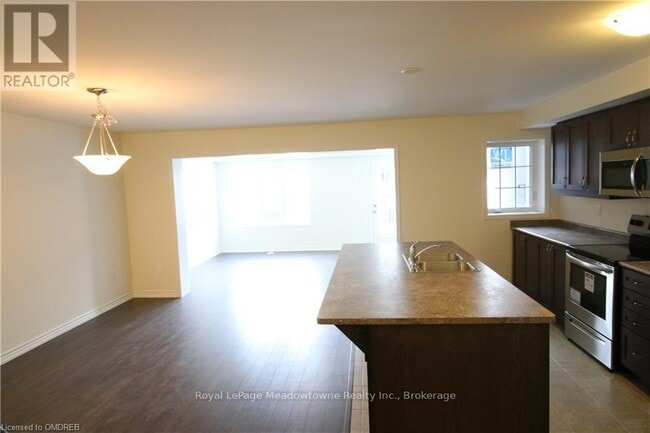 Building Photo - 572 Allport Gate
