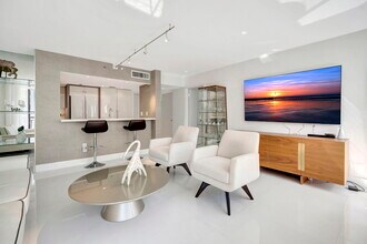 Building Photo - 540 Brickell Key Dr