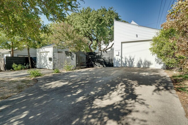 Building Photo - 904-B West Mary St, Austin, Texas 78704