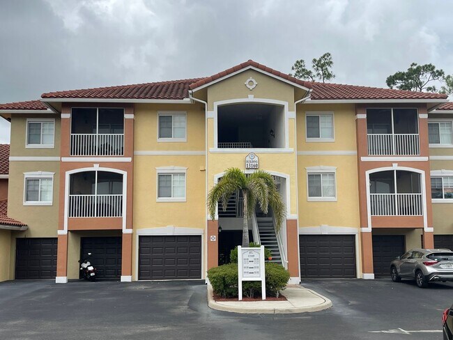 Foto del edificio - ANNUAL RENTAL - 3 BED/2 BATH-SECOND FLOOR END UNIT AT BELLA CASA!