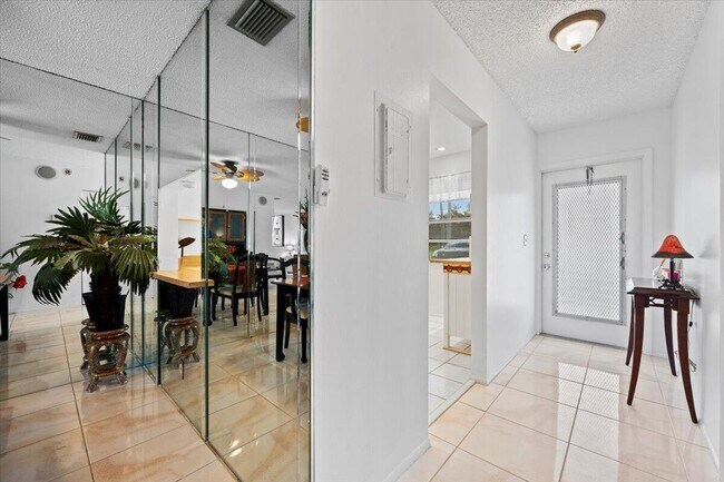 Foto del edificio - 455 Golden River Dr