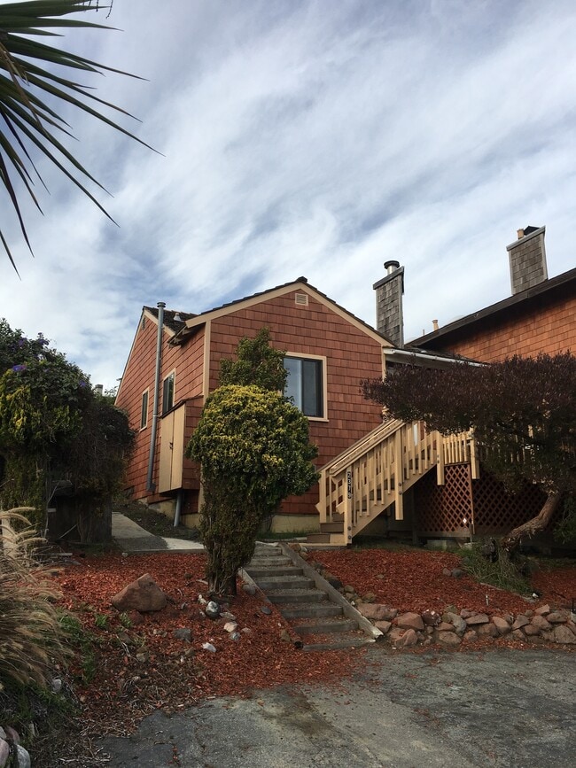 Building Photo - 2379 Paradise Dr