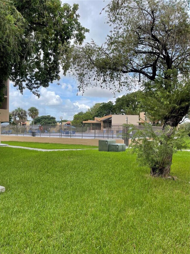 Building Photo - 8895 Fontainebleau Blvd