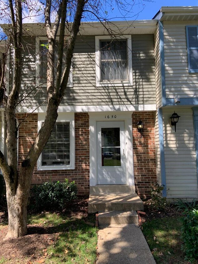 1650 Thenia Pl, Woodbridge, VA 22192 Townhome Rentals in Woodbridge