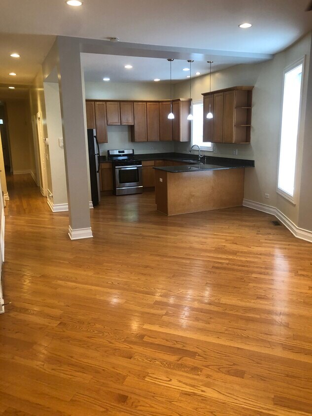 Primary Photo - 724 E 50th Pl