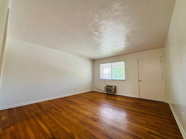 Building Photo - 1 Bedroom, 1 Bath Apartment