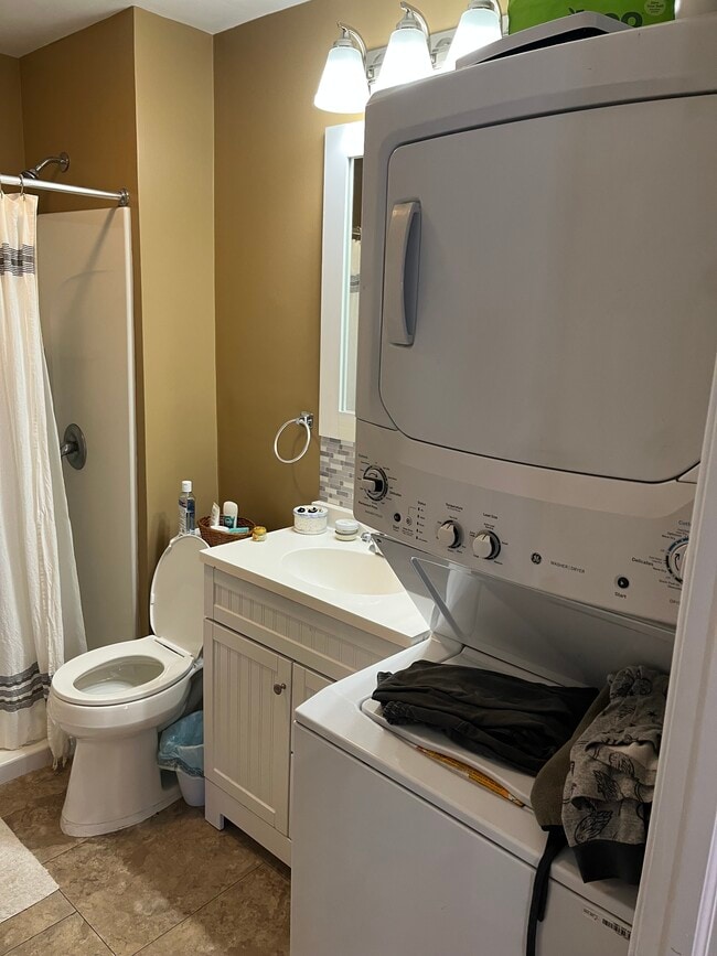 Building Photo - 107 Center St