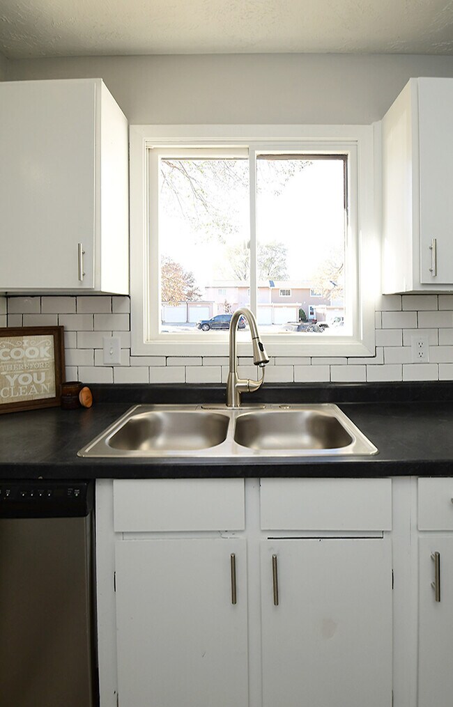 Foto del edificio - 5024 Southwood Cir