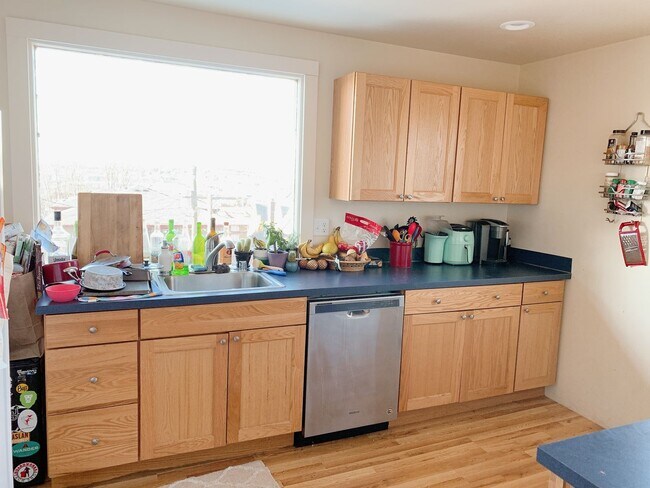 Building Photo - HOLDING FEE ACCEPTED:  Bay view 4 Bdrm/1.5...