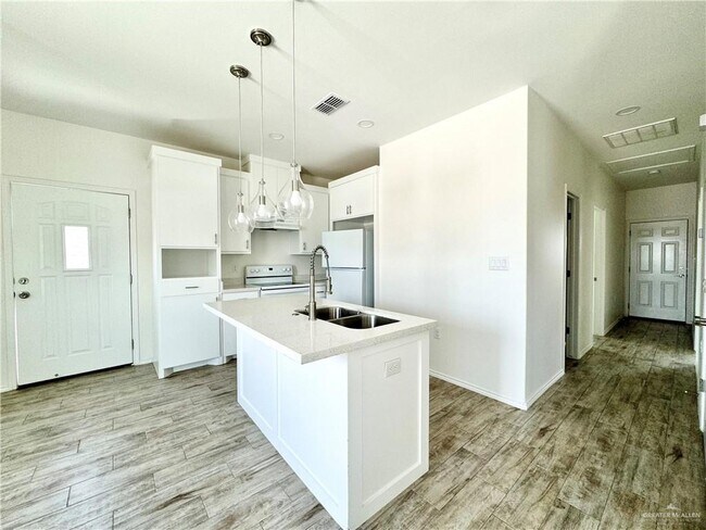 Building Photo - 2020 E Valley Cir