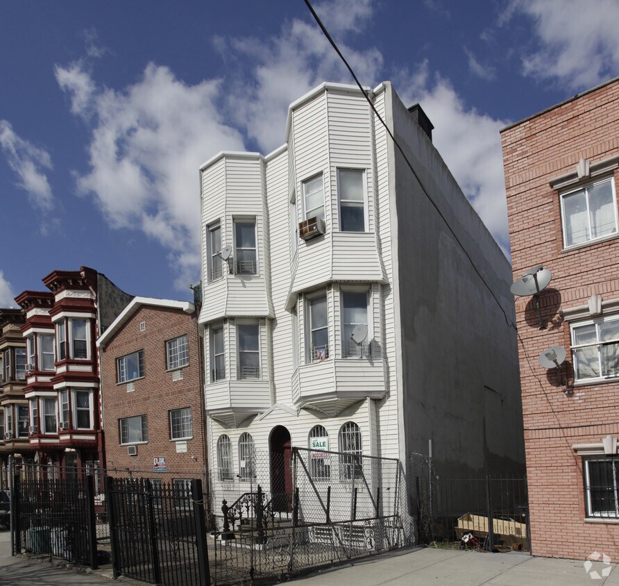Primary Photo - 1429 Bushwick Ave