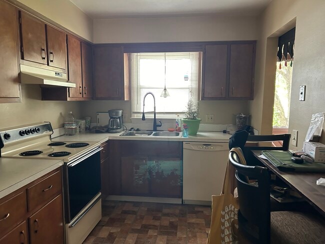 Kitchen - 5465 Marsh Rd