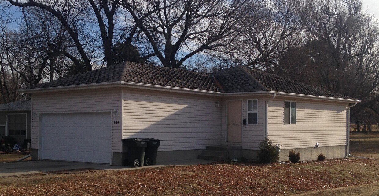 Primary Photo - Nice 4 Bedroom House Close to East Campus