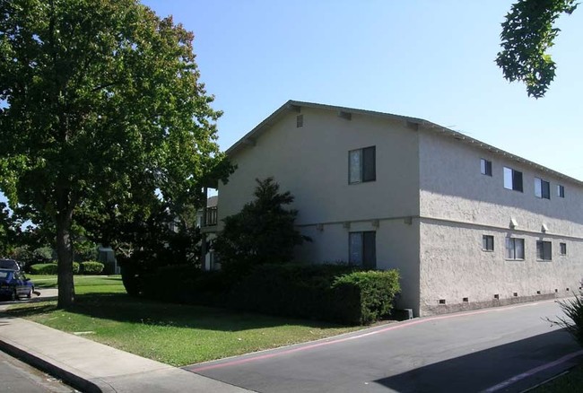 Building Photo - 1747 Ross Cir