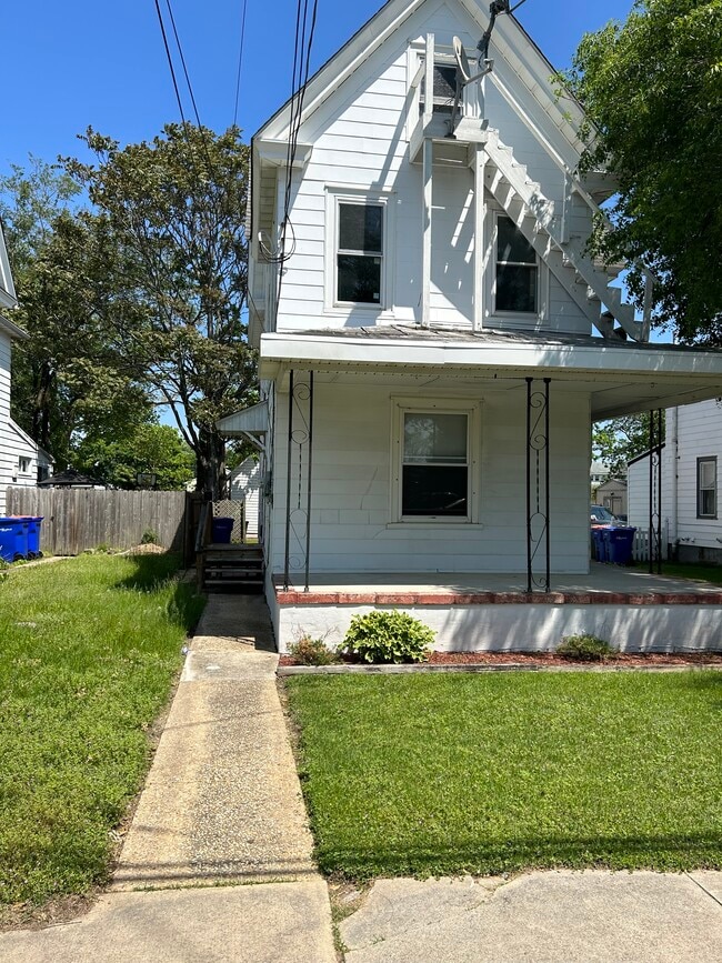Building Photo - 916 4th St N