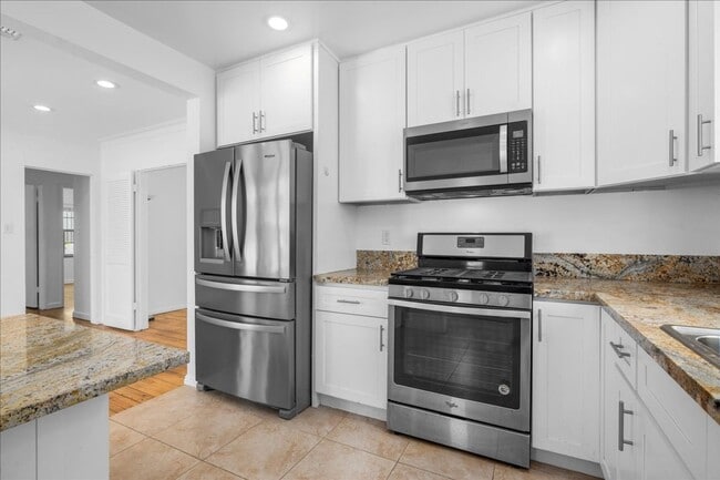 Foto del edificio - Corner lot home on a classic tree lined Beverly Hills street