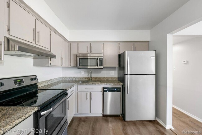 Building Photo - 8657 Kennedy Cir N