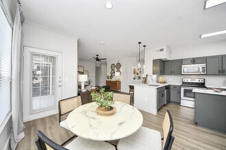 Building Photo - 3003 Memorial Ct