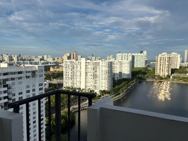 Foto del edificio - 2750 NE 183rd St