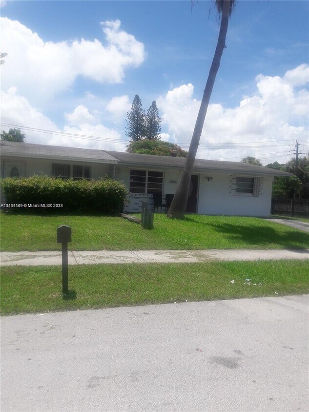 Primary Photo - 1701 SW 70th Ave