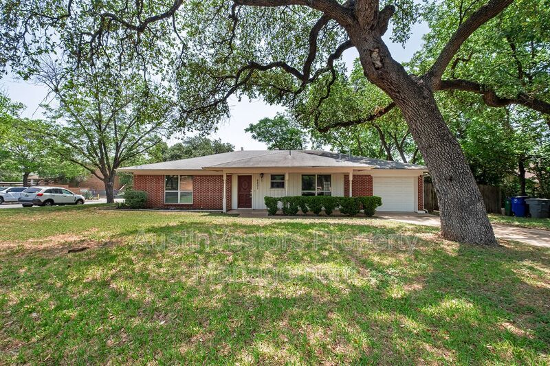 Foto principal - 8801 Camelia Ln