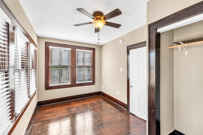 Building Photo - 3010 Avenue Q