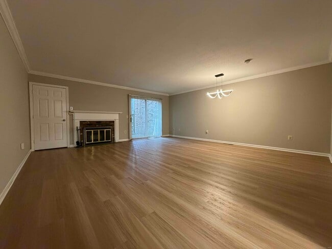 Building Photo - 6 Tunxis Village